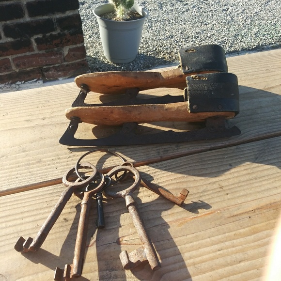 HOST PICK Victorian era ice skates & antique keys - Picture 4 of 7